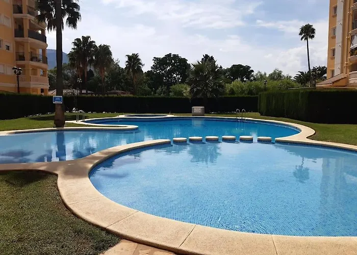 Con Piscina Y Vistas A La Montana